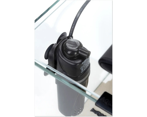 Aquarium binnenfilter in het aquarium