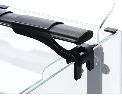 Aquariumlamp met beugel bevestigd aan aquarium
