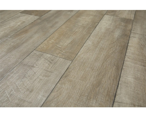 Close-up van gelegde laminaatvloer met houtlook.