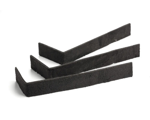 Drie hoekprofielen van rubber op een witte achtergrond.