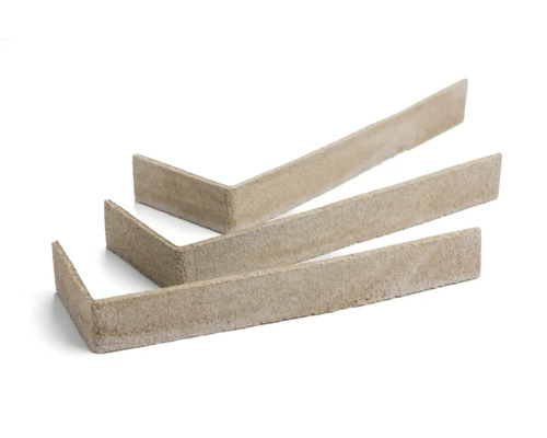 Drie hoekprofielen van steenachtig materiaal voor interieurconstructie