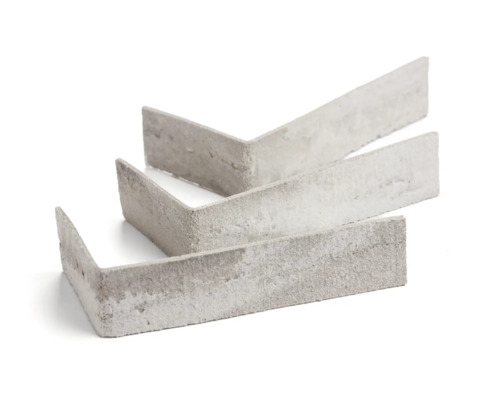 Drie hoekbekledingsstenen van beton