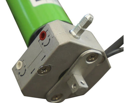 Detail van rolluikmotor met stelschroeven
