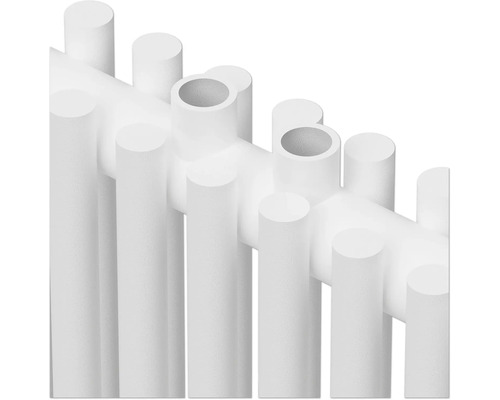 Close-up van een radiator met verticale verwarmingsbuizen