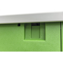 Detailaanzicht van een groene kunststof box met handgreep en ventilatiegaten.