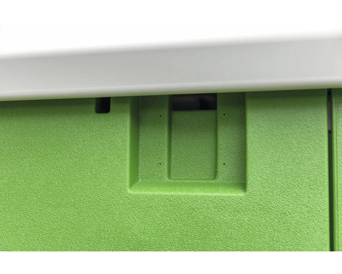 Detailaanzicht van een groene kunststof box met handgreep en ventilatiegaten.