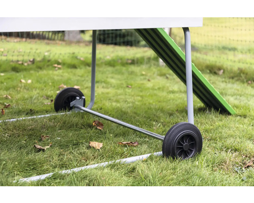 Detail van de wielen van een kippenhok op een gazon