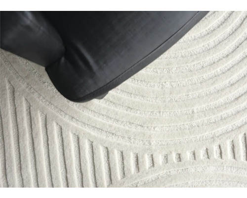 Detailopname van een tapijt met geometrisch patroon en een meubelstuk