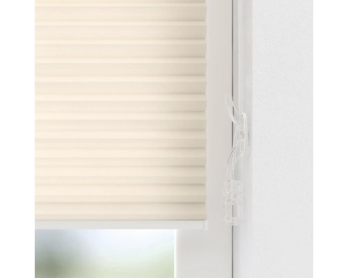 Close-up van een beige geplisseerd gordijn voor een raam met bediening