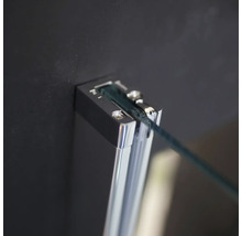 Detail van een metalen douchecabine bevestiging met glazen paneel