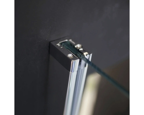 Detail van een metalen douchecabine bevestiging met glazen paneel