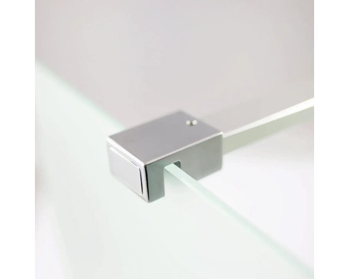 Detailopname van een glazen plank met verchroomde beugel