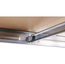 Detail van een plafondconstructie met metalen profielen en plafondplaten