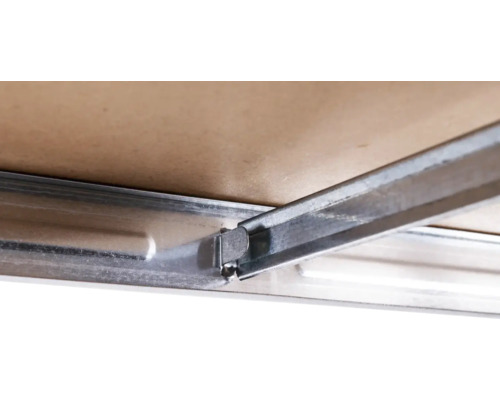 Detail van een plafondconstructie met metalen profielen en plafondplaten