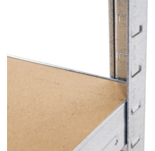Detailopname van een opslagrek met houten plank en metalen frame.