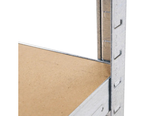 Detailopname van een opslagrek met houten plank en metalen frame.