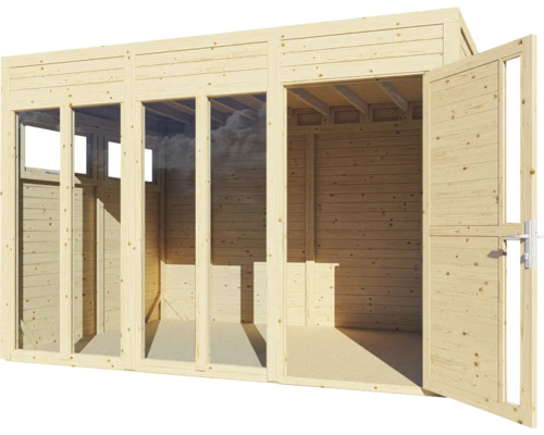 Houten tuinhuis met ramen en openstaande deuren