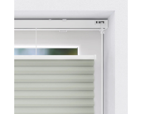 Detailopname van een plisségordijn bij het raam