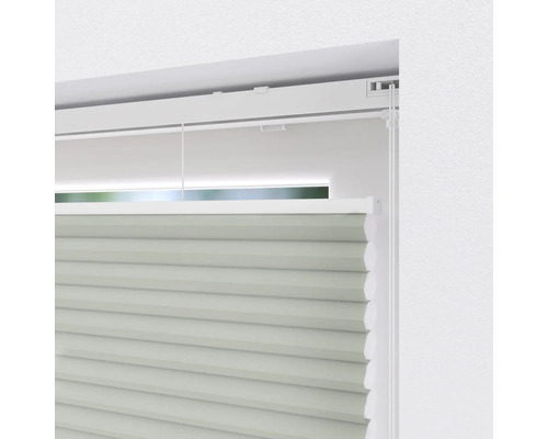 Detailopname van een plisségordijn bij het raam