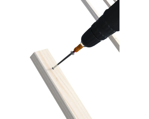 Een accuschroevendraaier schroeft een schroef in een houten plank.