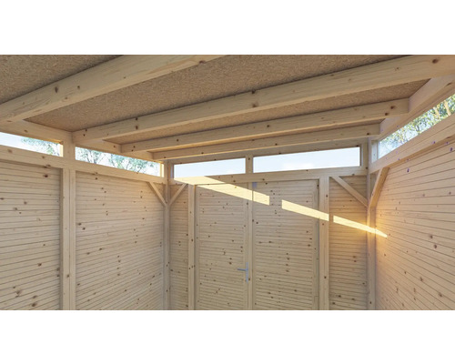 Binnenaanzicht van een houten tuinhuis met dak, wanden en ramen