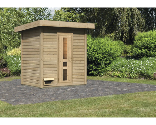 Houten sauna met glazen deur in de tuin