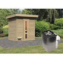 Houten buitensauna met saunaoven in de tuin