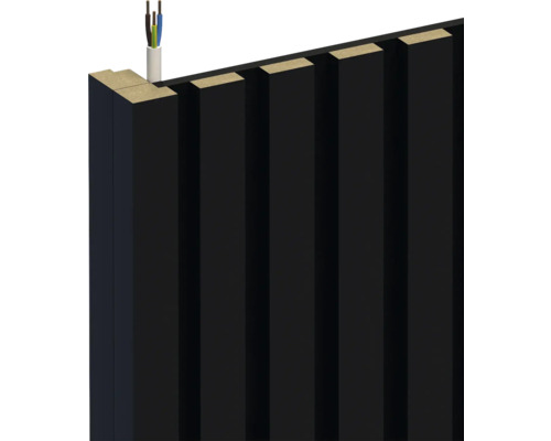 Gedetailleerd beeld van een zwarte wandbekleding met houten structuur en kabeldoorvoer
