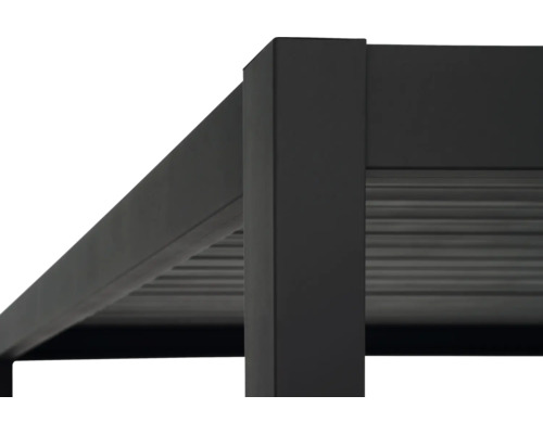 Detailopname van een zwarte pergola met lamellendak