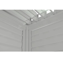Detailopname van een hoek van een tuinhuis met lamellen en dakconstructie