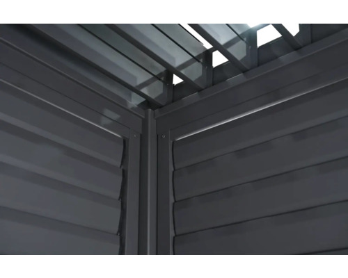 Detailopname van een grijze pergola met lamellendak en zijwanden.
