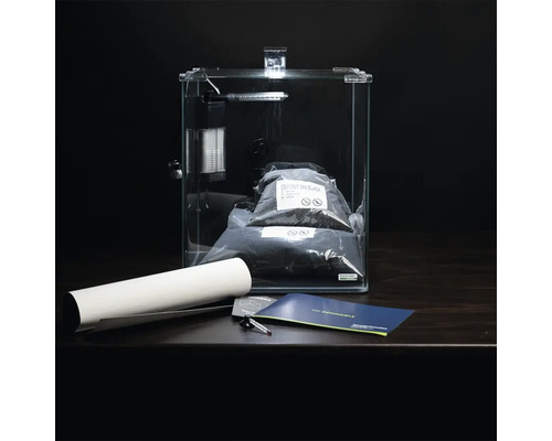 Complete Dennerle aquariumset met filter, verlichting, bodemsubstraat en accessoires.