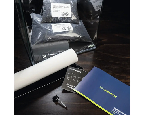 Aquarium accessoires met bodemsubstraat, filter, afdichtband, meststof en brochures