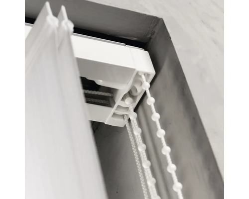 Gedetailleerd beeld van een witte jaloezie met trekkoord