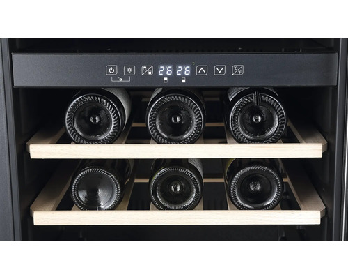 Wijnkoelkast met wijn op houten planken en digitale temperatuurweergave