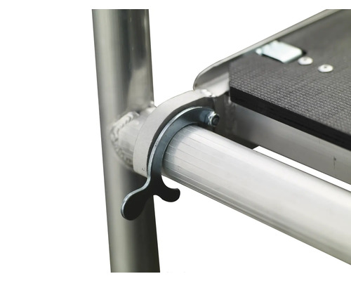 Detailopname van een ladder met aluminium frame en trede