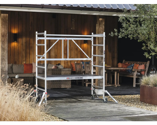 Aluminium rolsteiger voor een houten huis met zitplaatsen