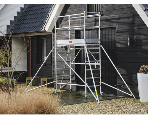 Aluminium steiger met wielen voor een huis