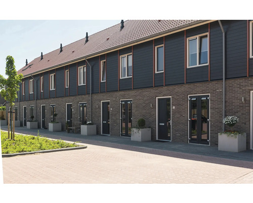 Rij rijtjeshuizen met gevelbekleding, bakstenen muren en een pannendak