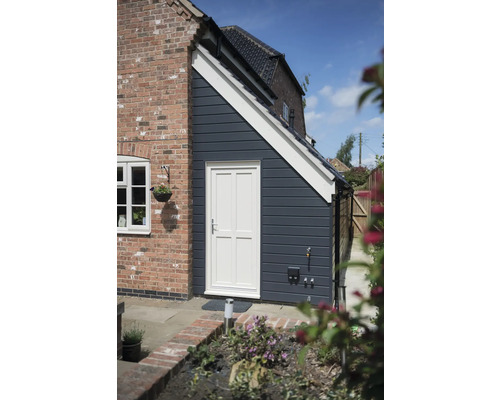 Aanbouw met gevelbekleding, voordeur en bakstenen muur