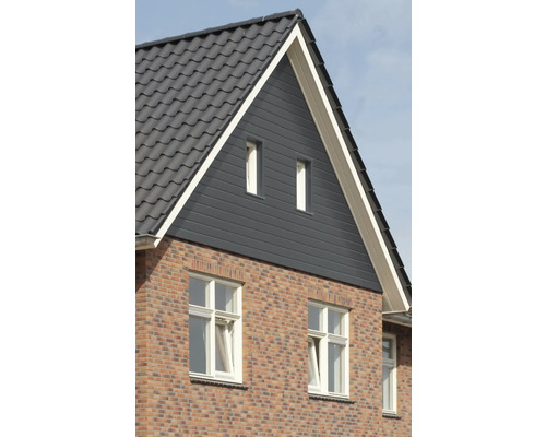 Close-up van een huis met een dak van dakpannen, gevel en ramen