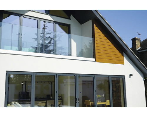 Gevel met vouwdeuren en glazen balustrade