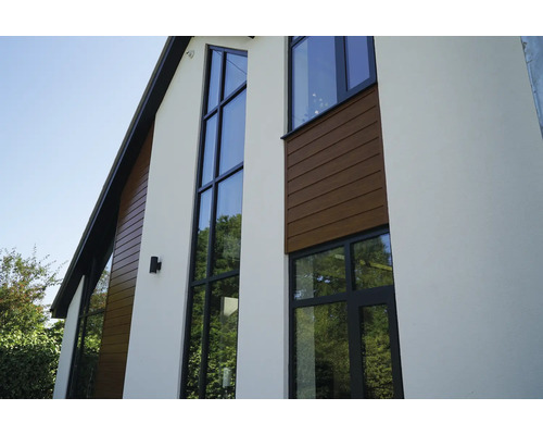 Gevel met ramen en houten bekleding