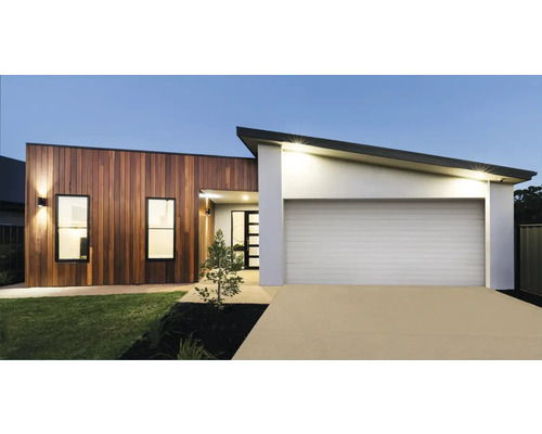 Modern huis met houten gevelbekleding, garage en verzorgde tuin