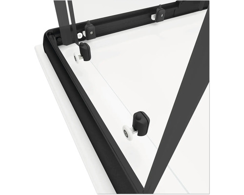 Detailopname van een douchecabine met zwarte frames en rolmechanisme.