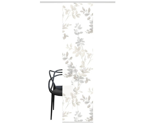 Schuifgordijn met bladerpatroon naast een stoel