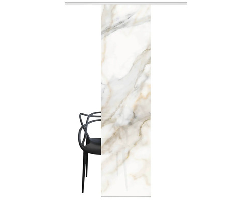 Grote witte marmeren tegel met goudkleurige aders naast een stoel