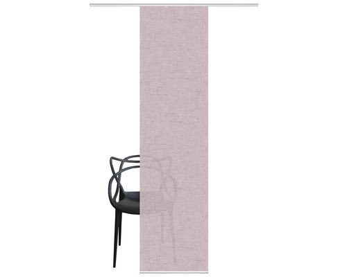 Schuifgordijn van stof naast een stoel