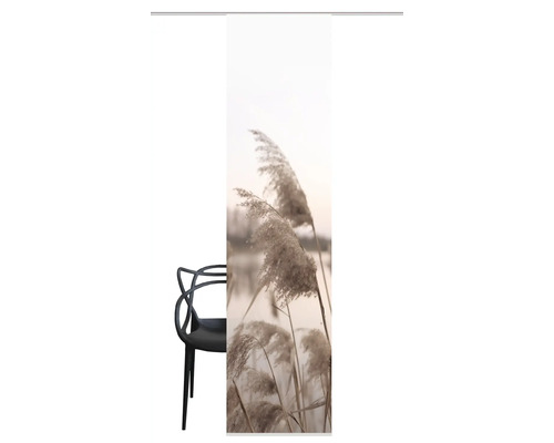 Schuifgordijn met rietmotief en zwarte stoel