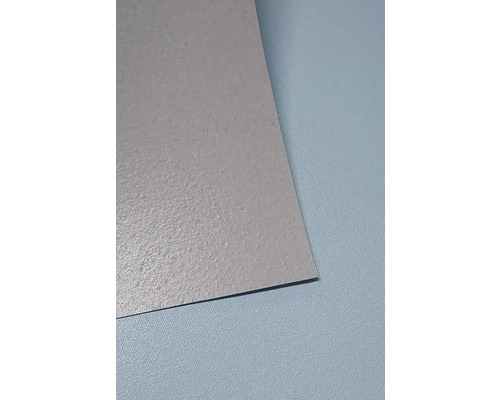 Close-up van een grijze vloertegel.